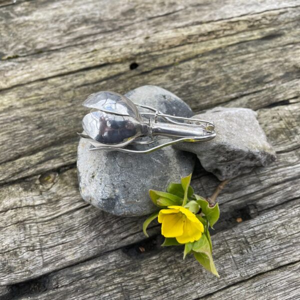 crocus-brooch-side-petals-saffron walden-sandrakernsjewellery crocus-brooch-side-petals-saffron walden-sandrakernsjewellery
