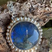labradorite-pendant-bobbles-blue-front-sandrakernsjewellery